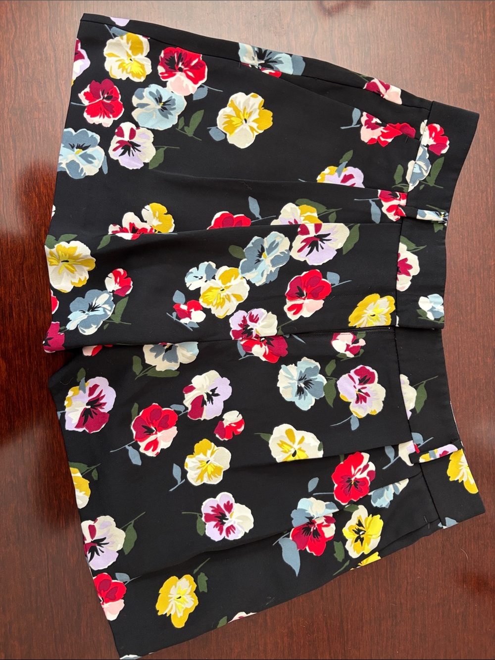 Ann Taylor black floral pleat front wide leg shorts